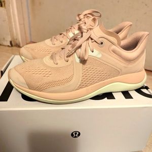 Lululemon Women's Chargefeels Low (Size 7)